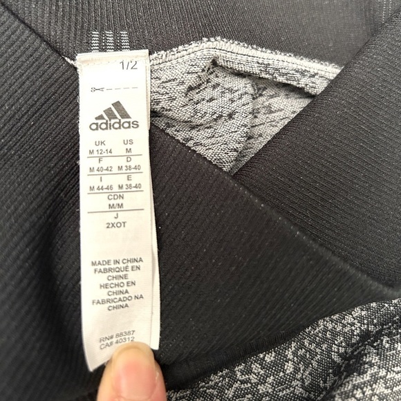 Adidas seamless gray and black fitted capri leggings 3/4 length size Medium. H11 - Picture 10 of 10